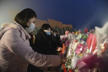 故金日成主席と故金正日総書記の銅像が立つ万寿台の丘で献花する市民＝16日、平壌（共同）