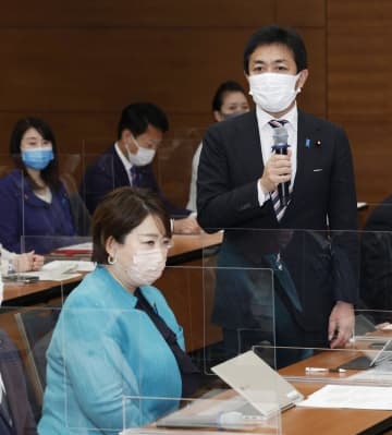 合同勉強会であいさつする国民民主党の玉木代表。左は地域政党「都民ファーストの会」の荒木千陽代表＝17日午前、東京都千代田区