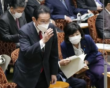 参院予算委の答弁に臨む岸田首相（左）＝17日午前