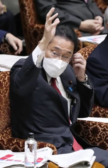 参院予算委で、挙手する岸田首相＝17日午後