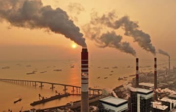中国江蘇省で稼働する石炭火力発電所＝2018年12月（AP＝共同）