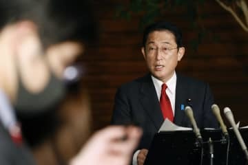 首相官邸で取材に応じる岸田首相＝17日午後