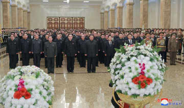 平壌のクムスサン太陽宮殿を訪れた金正恩朝鮮労働党総書記（前列左から3人目）＝17日（朝鮮中央通信＝共同）
