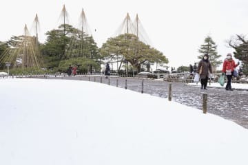 雪が積もった兼六園＝18日午前9時51分、金沢市