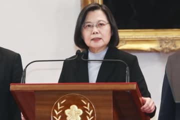 18日、台湾総統府で談話を発表する蔡英文総統＝台北（中央通信社＝共同）