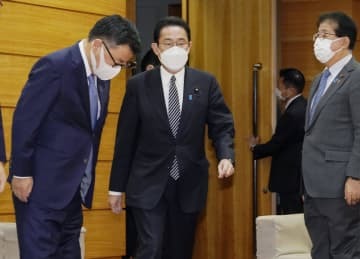 閣議に臨む岸田首相（中央）ら＝21日午前、首相官邸