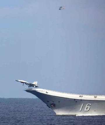 中国海軍の空母「遼寧」から発艦する戦闘機とヘリコプター（防衛省統合幕僚監部提供）