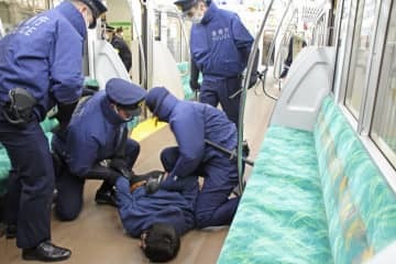 警視庁と京王電鉄が回送電車内で実施した、無差別襲撃に対処する訓練＝21日午前