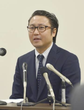 記者会見する大石賢吾氏＝21日午前、長崎県庁
