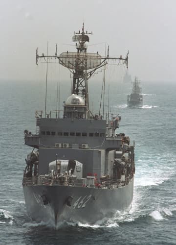 1991年5月、ペルシャ湾入りし、アラブ首長国連邦のドバイへ向かう海上自衛隊の掃海部隊（共同）