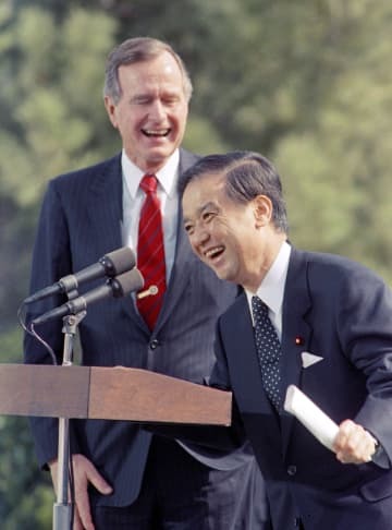 1990年3月、ブッシュ（父）大統領（左）との首脳会談を終え、米パームスプリングズで会談の成果を発表する海部俊樹首相（AP＝共同）