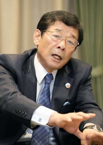 インタビューに応じる経団連の杉森務副会長