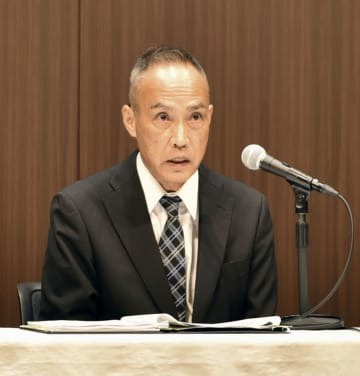 記者会見する日本郵便の衣川和秀社長＝22日、東京都内