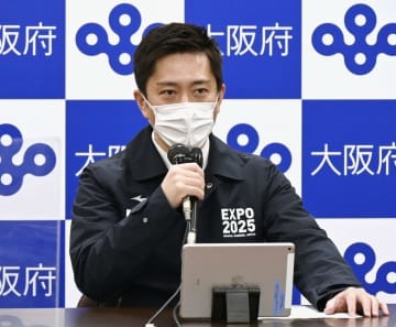 大阪府の対策本部会議でオミクロン株の市中感染について報告する吉村洋文知事＝22日午後、大阪府庁