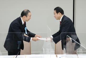 安定的な皇位継承策を検討する有識者会議の清家篤座長（左）から報告書を受け取る岸田首相＝22日午後、首相官邸