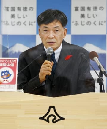 10月、記者会見する静岡県の難波喬司副知事＝県庁
