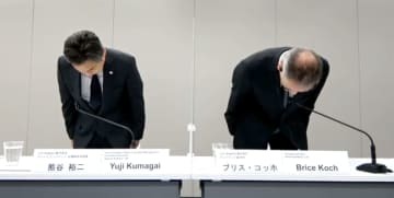 検査の未実施やデータ改ざんなどの不正があったと発表し、謝罪する日立アステモのブリス・コッホCEO（右）ら＝22日午後
