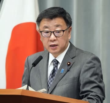 記者会見する松野官房長官＝22日午前、首相官邸