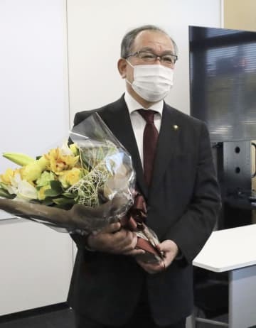 商品券受領で辞職した清藤真司氏＝22日午後、香南市役所