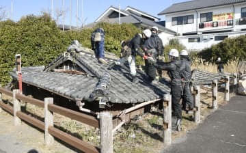 劣化した被災家屋の解体作業をする作業員ら＝23日午前、長崎県南島原市