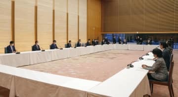 首相官邸で開かれた政府与党政策懇談会＝23日午前