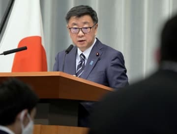 記者会見する松野官房長官＝23日午前、首相官邸