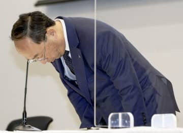 検査不正問題などを巡る記者会見の冒頭、謝罪する三菱電機の漆間啓社長＝23日午後、東京都千代田区