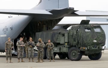 日米共同訓練で、米軍輸送機から降ろされる海兵隊の高機動ロケット砲システム「ハイマース」＝7日、青森県八戸市の海上自衛隊八戸航空基地