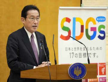 「ジャパンSDGsアワード」の表彰式であいさつする岸田首相＝24日午前、首相官邸