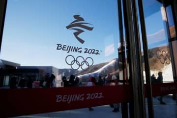 競技会場に掲示された北京冬季五輪のロゴ＝17日、北京（ロイター＝共同）