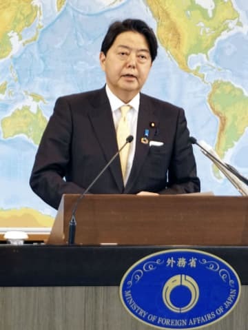 記者会見する林外相＝24日午前、外務省