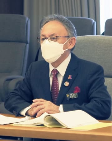 防衛省で鬼木誠防衛副大臣と面会する沖縄県の玉城デニー知事＝24日午前
