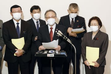 外務省で取材に応じる沖縄県の玉城デニー知事（中央）ら＝24日午後