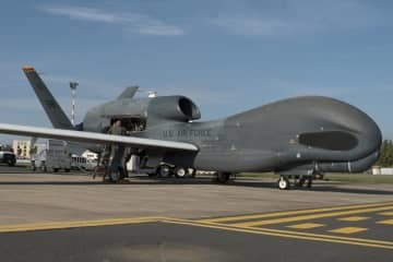 米国の無人偵察機グローバルホーク＝2018年10月、イタリア南部（米国空軍提供・AP＝共同）