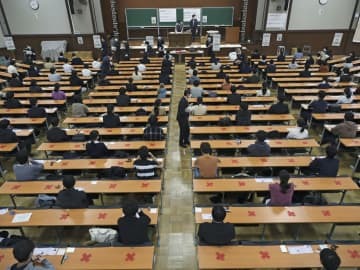 大学入学共通テストに臨む受験生＝1月、東京・本郷の東京大学