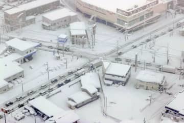 大雪の影響で多くの車が立ち往生した滋賀県彦根市内の道路＝27日午前9時49分（共同通信社ヘリから）