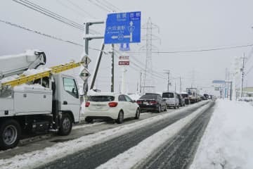 大雪の影響で渋滞する国道8号＝27日午前10時17分、滋賀県豊郷町