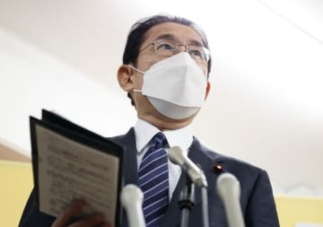 NPO法人「自立生活サポートセンター・もやい」での意見交換を終え、取材に応じる岸田首相＝27日午前、東京都新宿区（代表撮影）