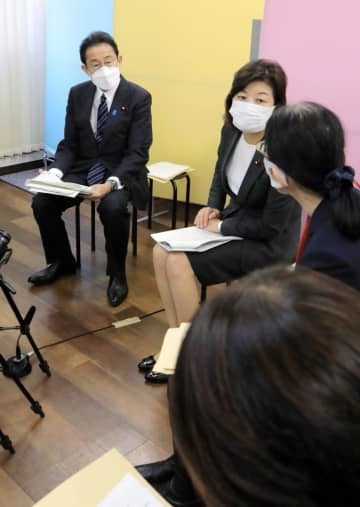 NPO法人「自立生活サポートセンター・もやい」で、生活困窮者の支援者らと意見交換する岸田首相（左端）ら＝27日午前、東京都新宿区（代表撮影）