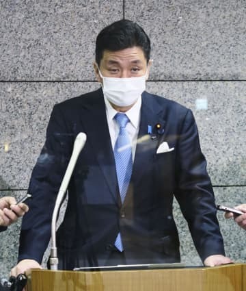 中国国防相とのテレビ電話会談後、記者会見する岸防衛相＝27日夜、防衛省