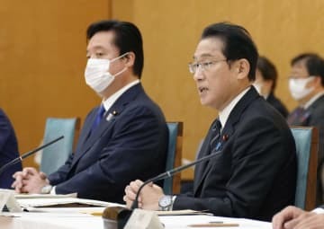 「デジタル田園都市国家構想実現会議」であいさつする岸田首相（右）＝28日午前、首相官邸