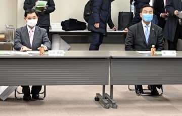 自民党石川県連の役員会に出席した馳浩元文科相（右）と山田修路前参院議員＝28日午前、金沢市