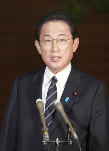 記者団の取材に応じる岸田首相＝28日夜、首相官邸