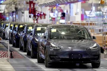 中国・上海で開かれた納車式典で、工場内に並んだ米テスラの「モデル3」＝2020年1月（ロイター＝共同）