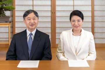 国民向けの新年ビデオメッセージを発表された天皇陛下と皇后さま＝2021年12月28日、皇居・御所（宮内庁提供）