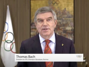 IOCが31日に公開した新年のメッセージ動画で、あいさつするバッハ会長（共同）