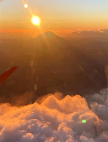日航のチャーター機から見えた初日の出と富士山＝1日午前7時ごろ