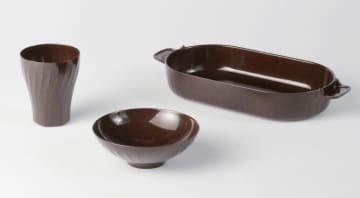 バットの廃材を使ったプラスチック代替素材で商品化した皿とボウル、タンブラー（東京都立産業技術研究センター提供）