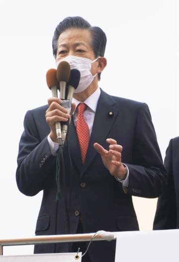 街頭演説する公明党の山口代表＝2日午前、東京・JR新宿駅前
