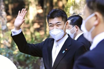 伊勢神宮内宮を参拝後、手を振る立憲民主党の泉代表＝4日午前、三重県伊勢市